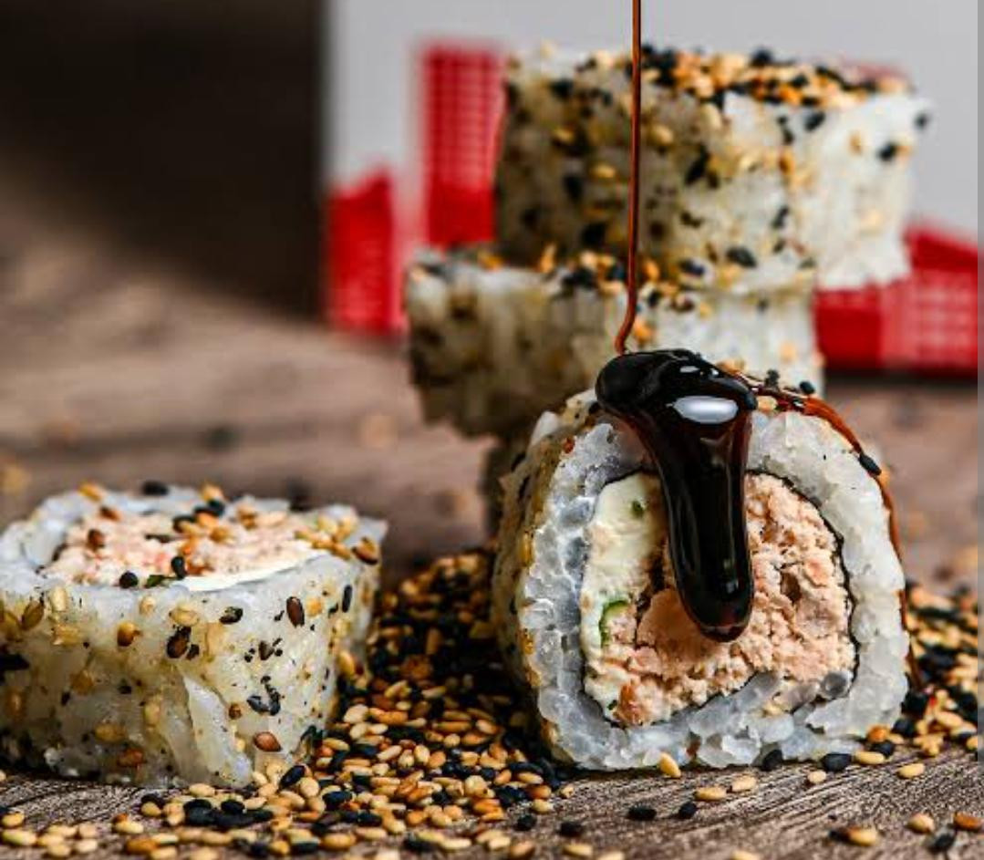 10 PEÇAS DE URAMAKI DE PASTA DE SALMAO GRELHADO