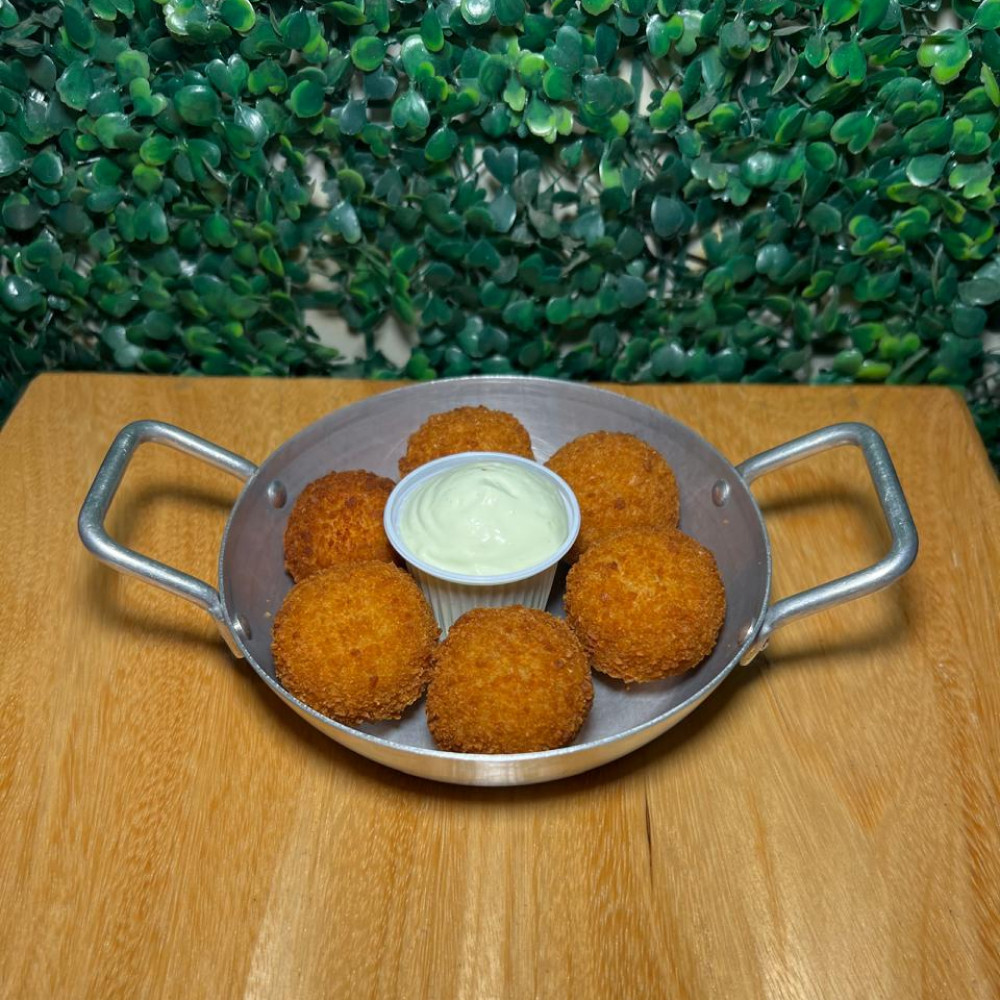 Bolinho De Mandioca Recheado Com Carne Curada