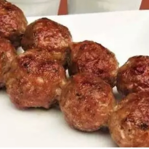 ESPETINHO ALMONDEGA C/QUEIJO