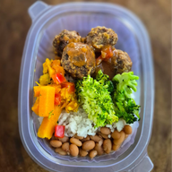 ALMÔNDEGAS VEGANAS AO SUGO C/ ARROZ BRANCO 320 GRAMAS Congelado.