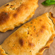 CALZONE DE QUATRO QUEIJOS