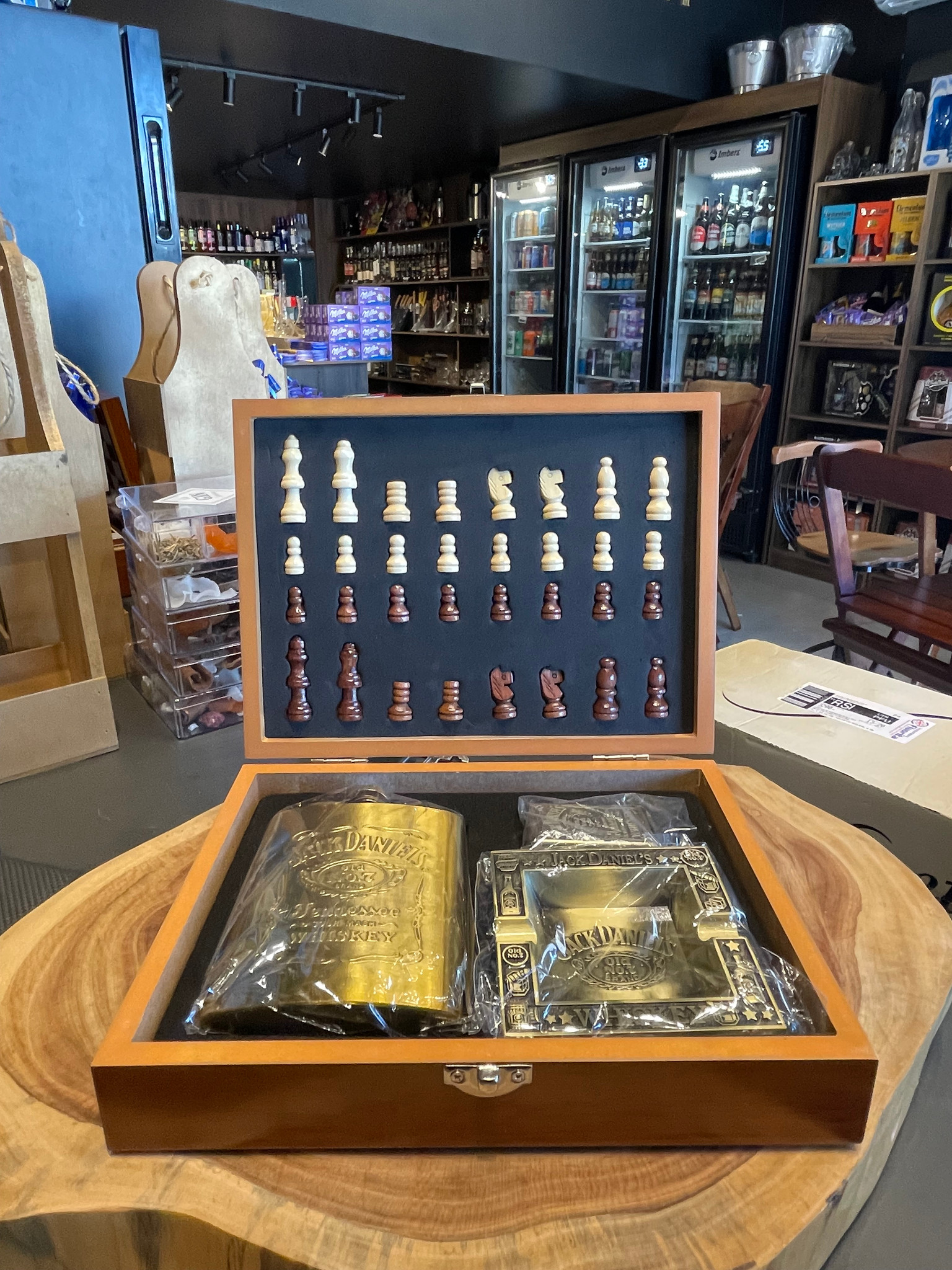 KIT Jack Daniel’s Dourado com Cantil, Cinzeiro, Isqueiro e Xadrez