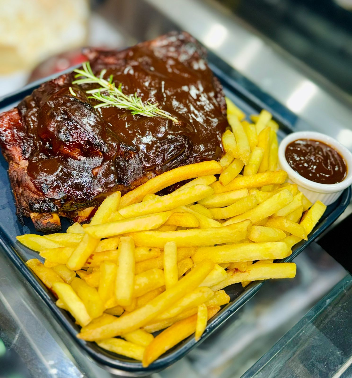 Meia Costela suína com barbecue e fritas