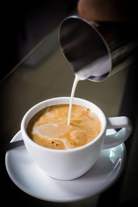 CAFÉ COM LEITE