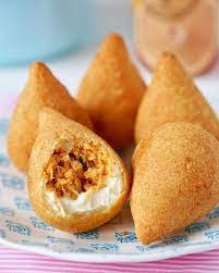 COXINHA DE FRANGO COM REQUEIJAO SALGADOS  DCASA