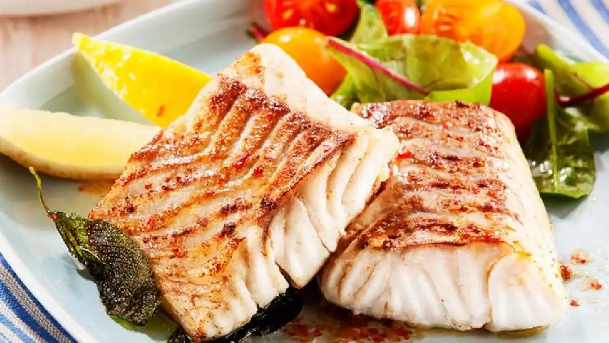 FILE DE PEIXE GRELHADO (ARROZ, PURE E SALADA)