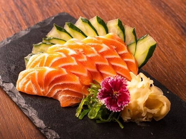 12 peças sashimi de salmão