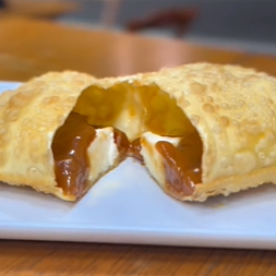 PASTEL DE DOCE DE LEITE COM QUEIJO