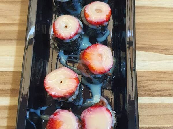 Sushis com morango e chocolate