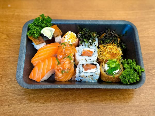 Combo sushi 12 peças .