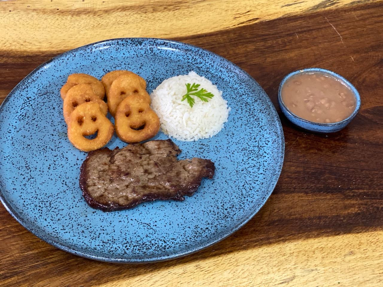ARROZ, FEIJAO, CARNE E BATATA FRITA