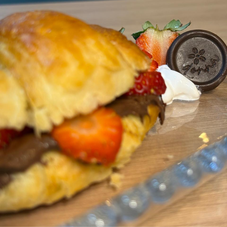 CROISSANT FOLHADO DE MORANGO COM NUTELLA