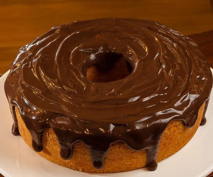 Bolo de cenoura com calda 24cm