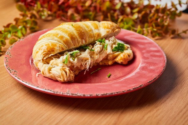 SANDUICHE DE FRANGO DEFUMADO COM TOMATE E ALFACE