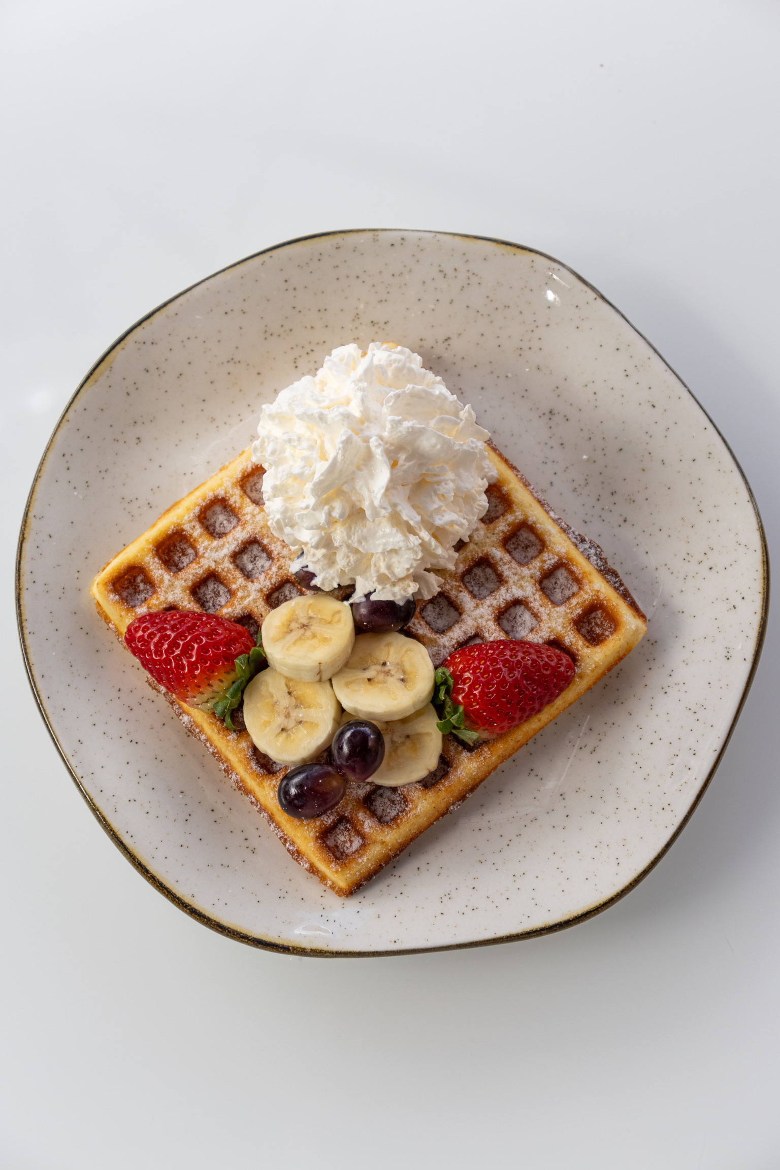 WAFFLE DE FRUTAS DA ESTAÇÃO E MEL