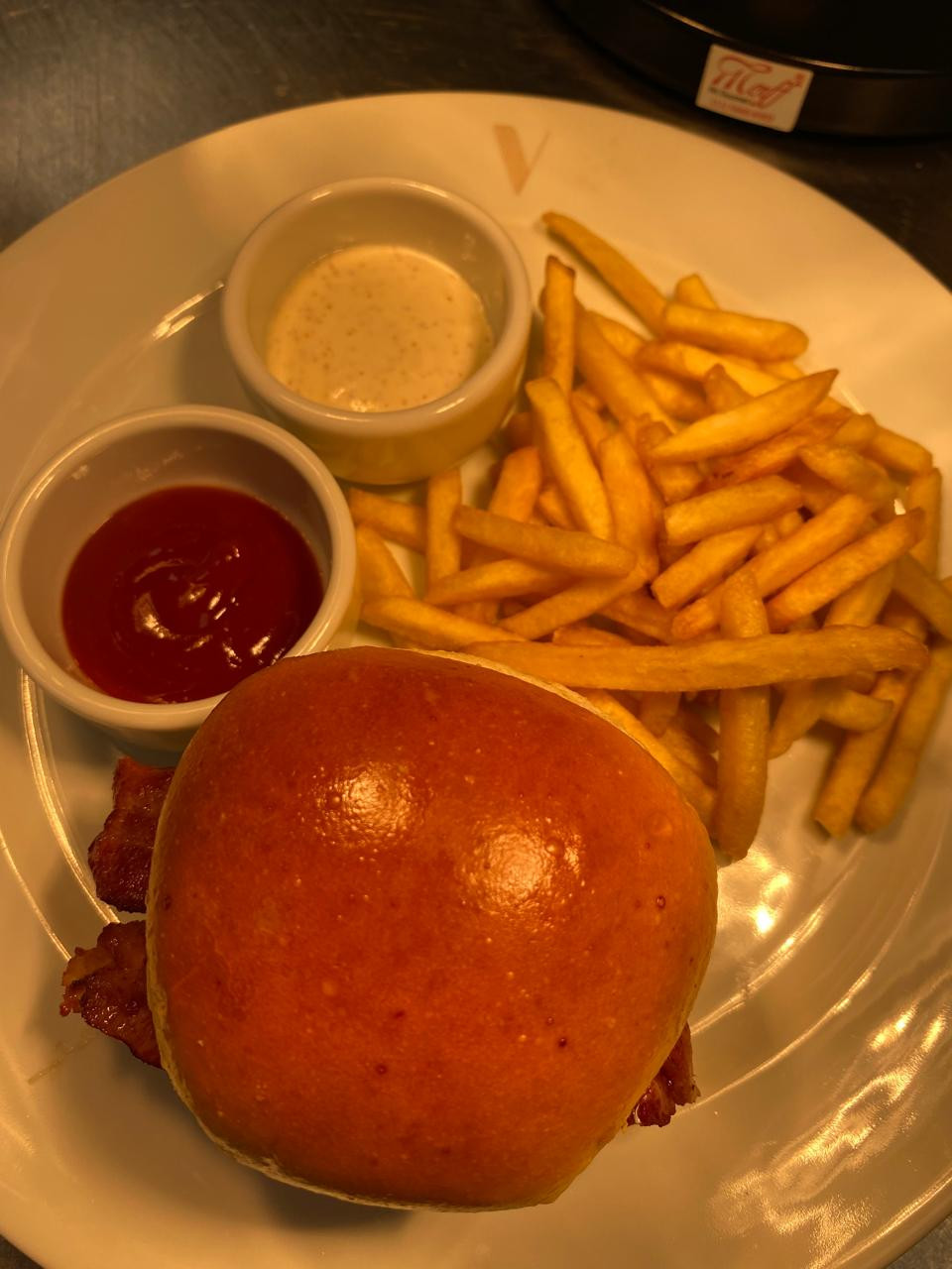 Bacon: Pão hambúrguer,queijo,alface,tomate,bacon e fritas