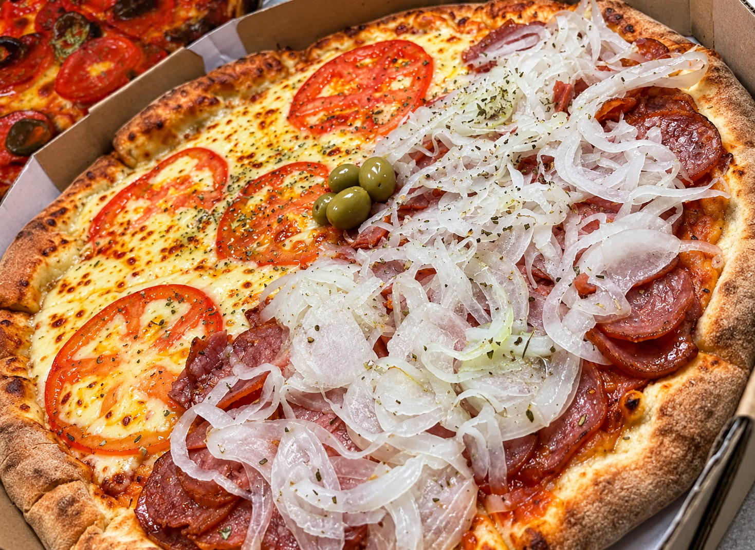 PIZZA BROTO 4 FATIAS - MUSSARELA 1/2 CALABRESA BORDA REQUEIJÃO GRÁTIS 1 COCA LATA 350ML
