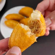 PASTEL DE ANGU FRANGO C/ REQUEIJAO