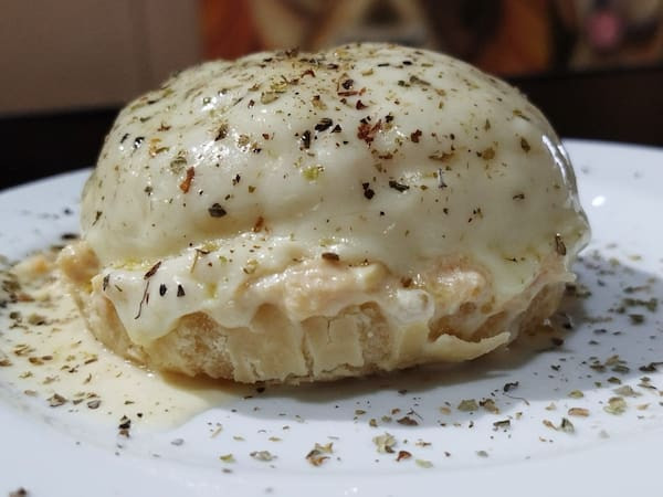 PÃO DE QUEIJO RECHEADO COM CARNE SECA E REQUEIJÃO