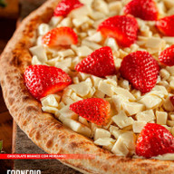 PIZZA CHOCOLATE BRANCO COM MORANGO G
