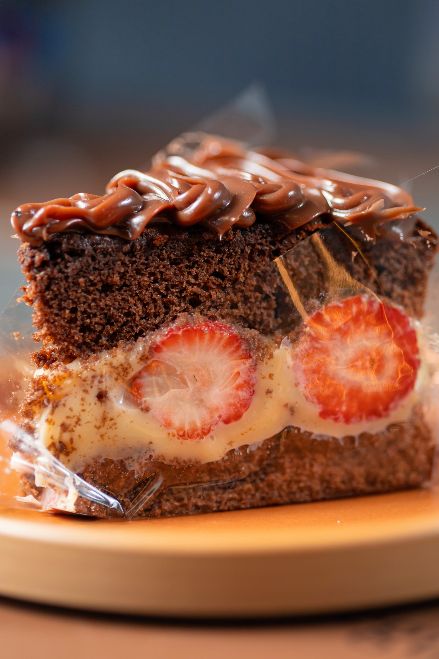 FATIA DE TORTA DE MORANGO COM CHOCOLATE