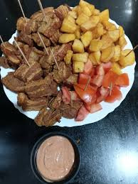 porção mandioca tomate e torresmo