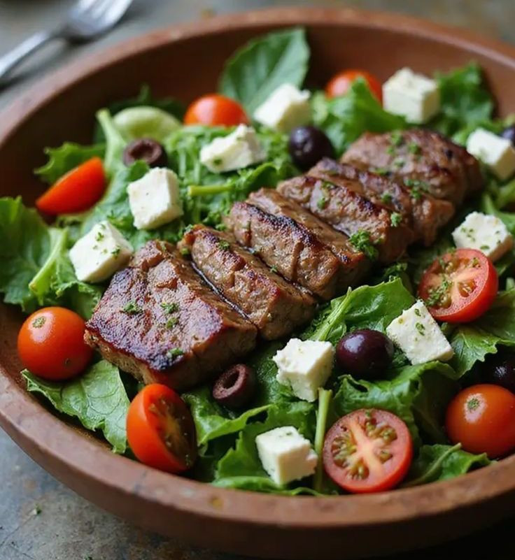 ( G ) Salada com Bife Fígado  Acebolado 