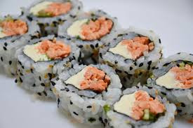URAMAKI GRELHADO DE SALMÃO (8 PEÇAS)