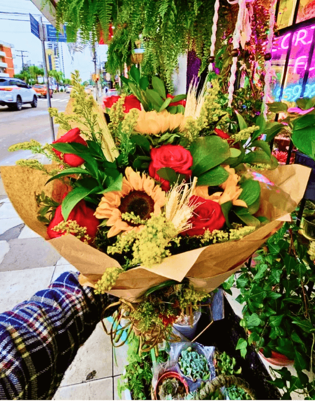 Buquê Misto Girassóis e Rosas 8 Galhos