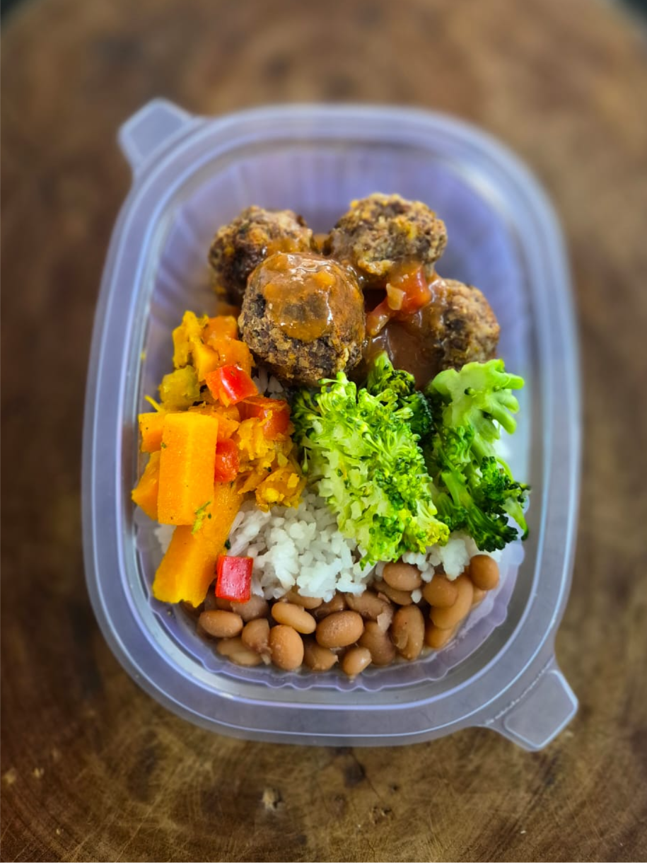 ALMONDEGAS VEGANAS AO SUGO C/ ARROZ BRANCO 320 GRAMAS Congelado.