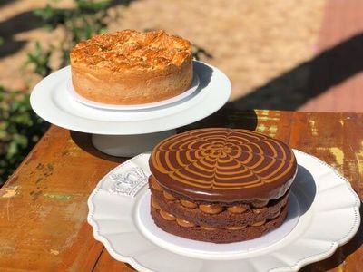 Torta Frango Cream cheese (1 kg) + Bolo Pão de Mel (1,2 kg)