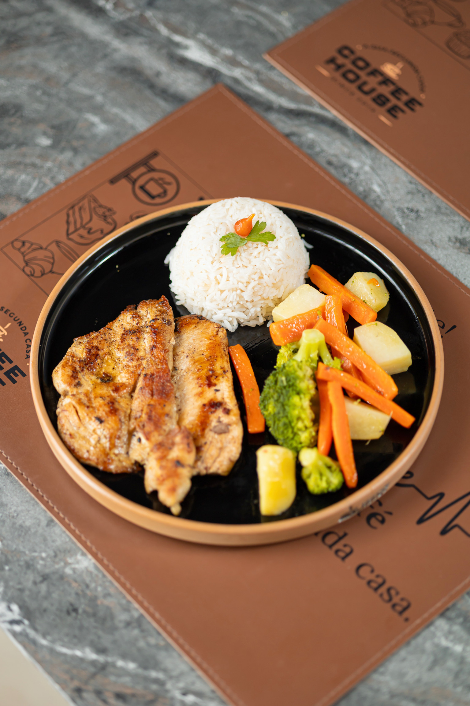 FRANGO GRELHADO COM LEGUMES