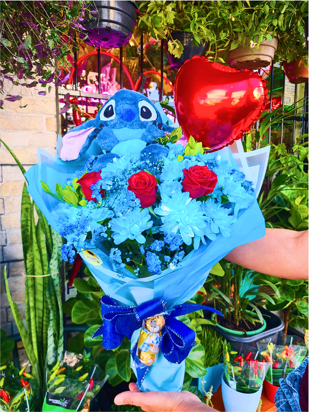 Buquê Stitch Pelúcia Azul 3 Rosas Nacionais com Crisântemos Azul com Balão Coração e Ferrero Rocher com 3 Bombons (consultar disponibilidade)