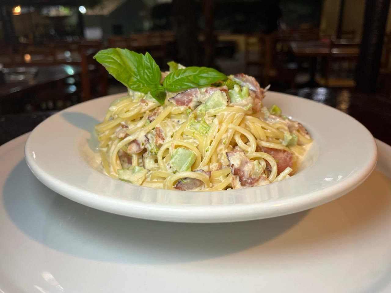 Spaghetti bacon e brócolis