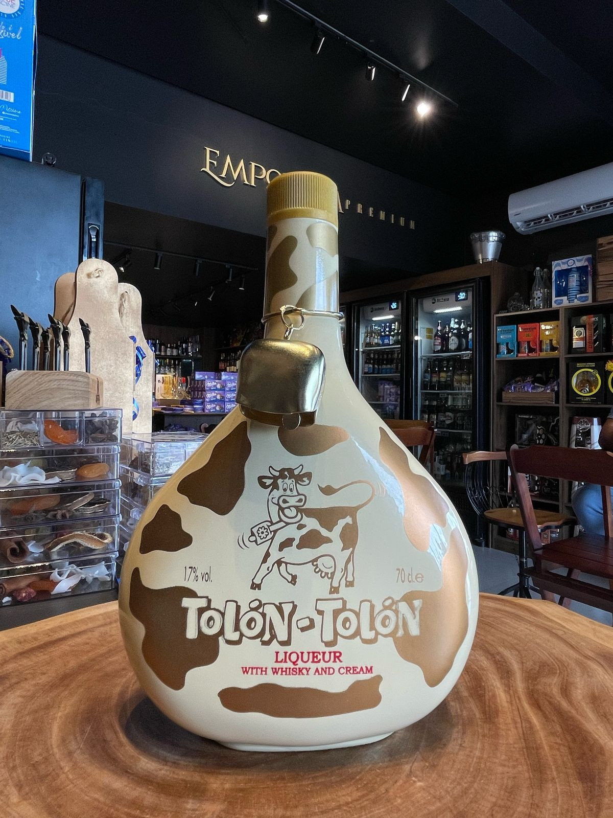 Tolón-Tolón Liqueur With Whisky and Cream