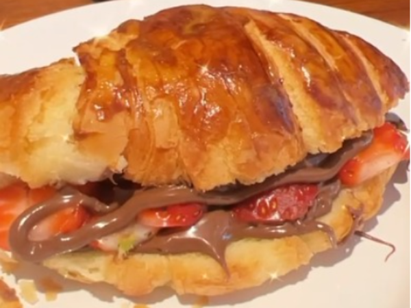 CROISSANT DE NUTELLA