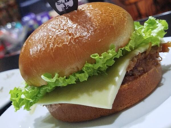 HAMBURGUER DE CARNE DE COSTELA DESFIADA COM CHEEDER