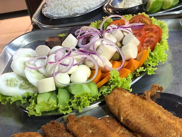 Tilápia completa + 4 Acompanhamentos grátis ( Serve bem de 4 pessoas )