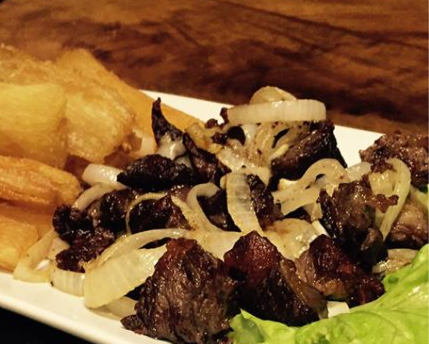 Carne de Sol , cebola, mandioca e queijo coalho.