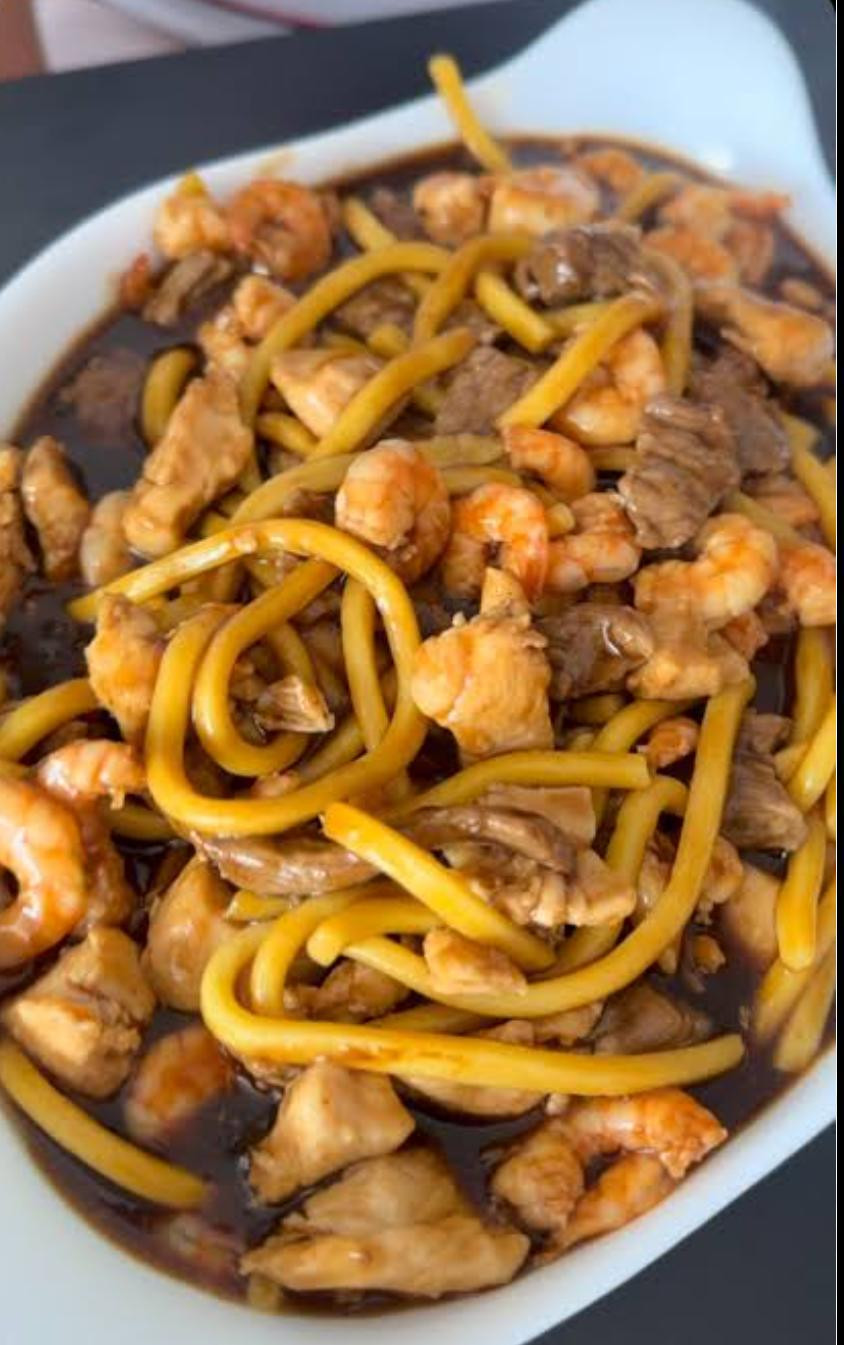 YAKISOBA CARNE, FRANGO, CAMARAO E SEM LEGUMES 850g