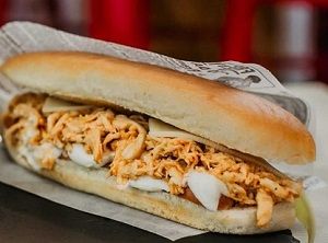 Cachorro quente strogonoff de frango