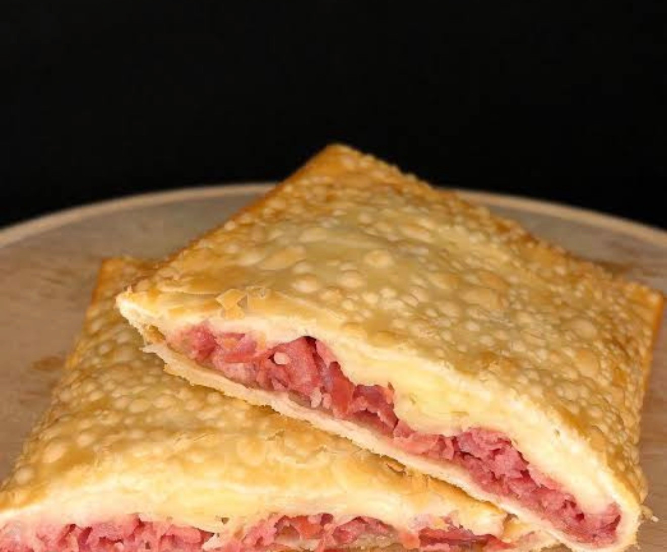 PASTEL CALABRESA COM MUSSARELA