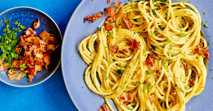 ESPAGUETE COM BACON CROCANTE