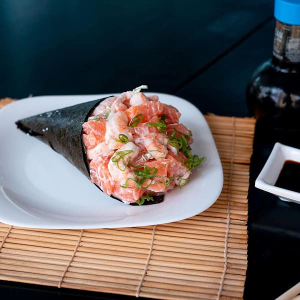 Temaki salmão e camarão