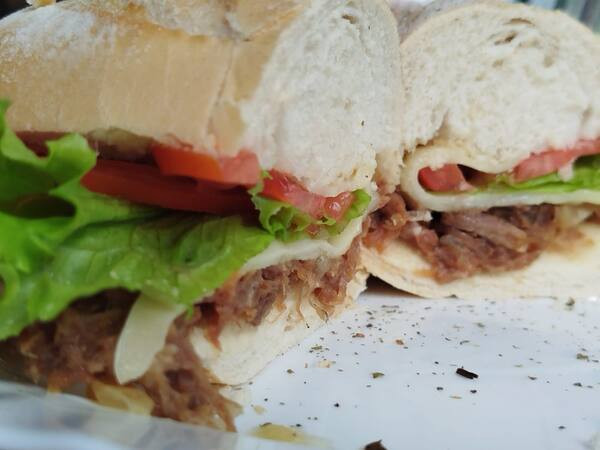 SANDUICHE DE BAGUETE COM COSTELA DESFIADA COM CEBOLA CARAMELIZADA