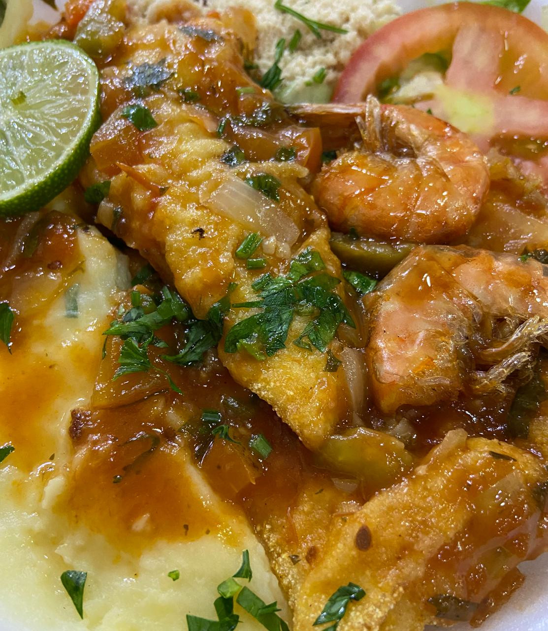 FILÉ DE PEIXE C/ MOLHO ESCABECHE