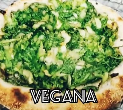 Pizza vegana,  brócolis com alho poró 8 pedaços..