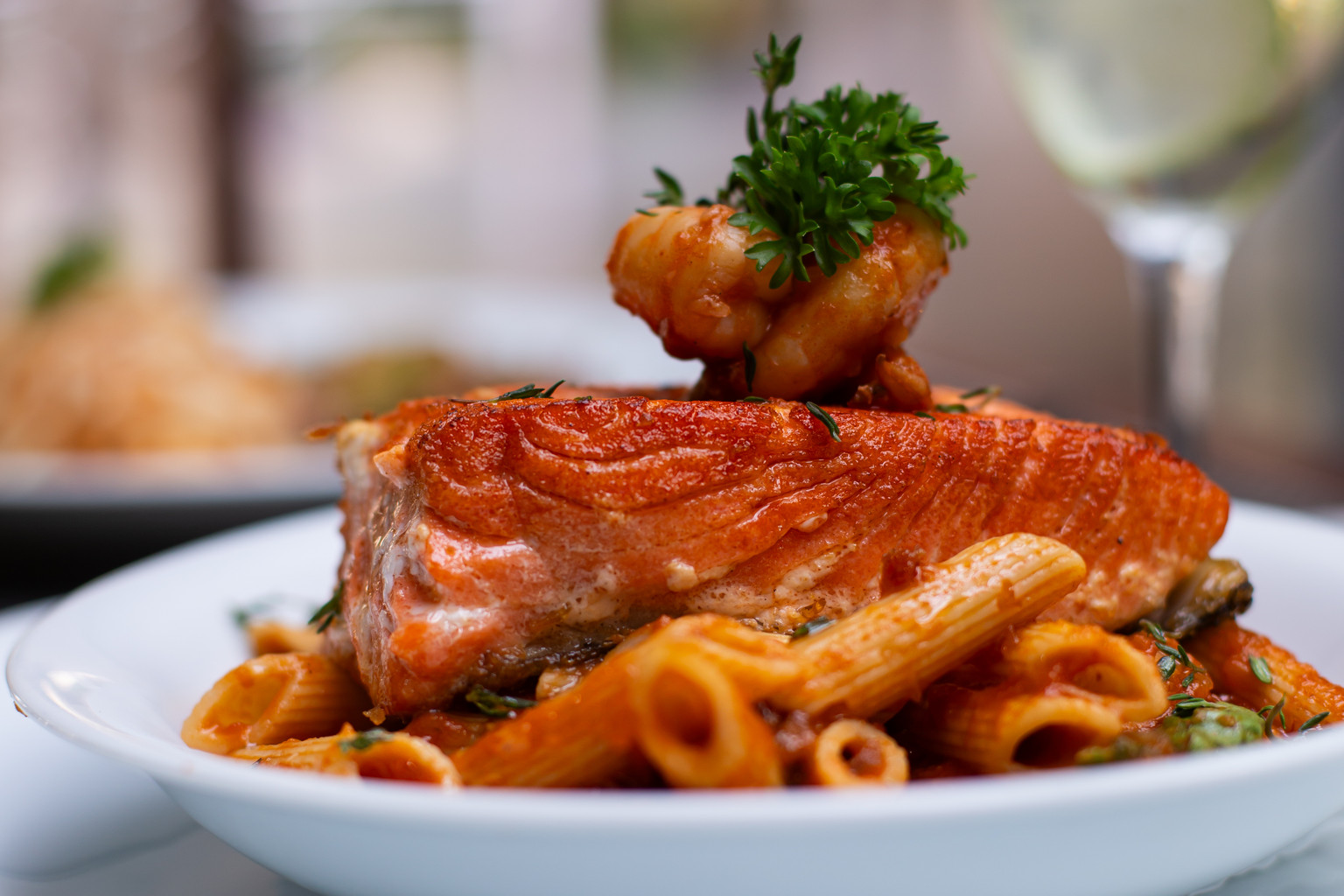 Salmão com Penne ao Pomodoro com Rúcula e Camarão