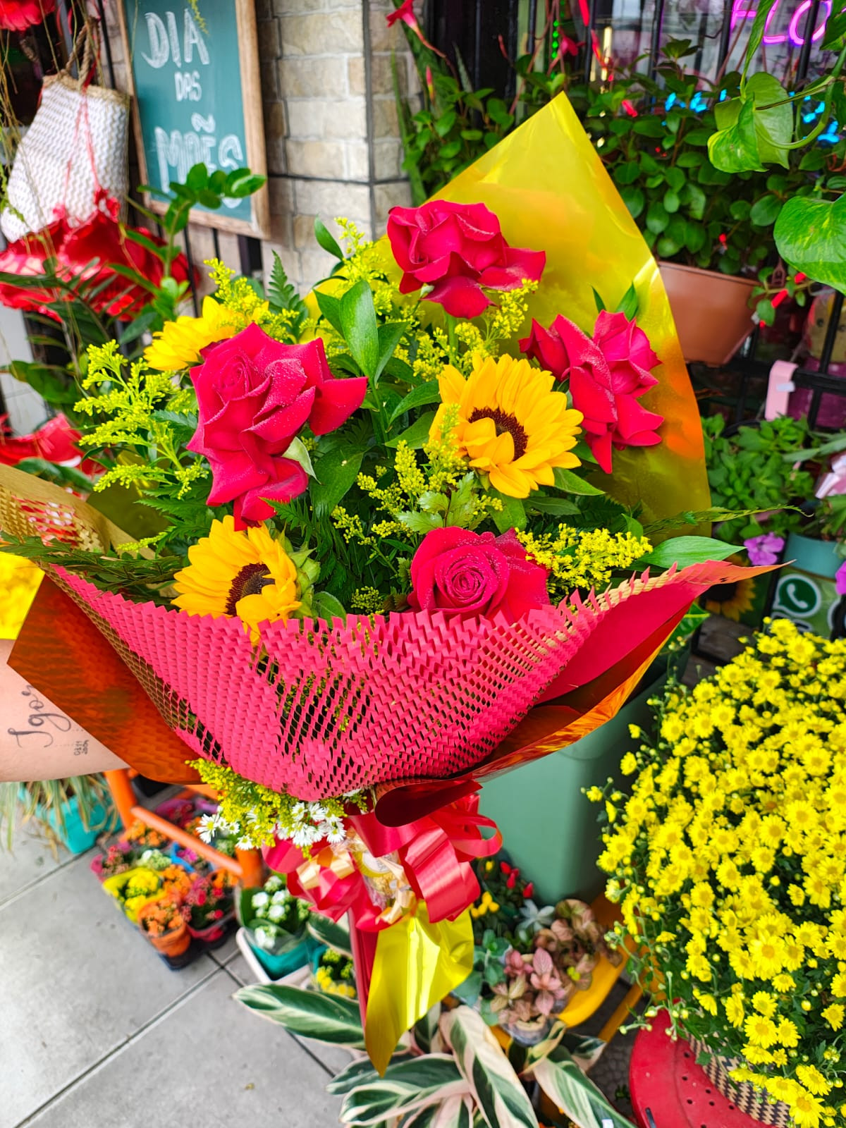Buquê Misto Girassóis e Rosas 6 Galhos