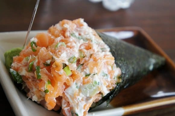 Temaki de salmão crú